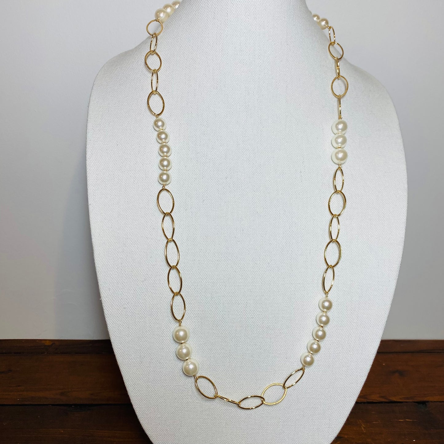 Pearls and Gold Links Necklace